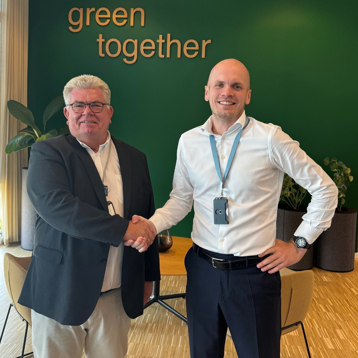 bilde t som holder hender